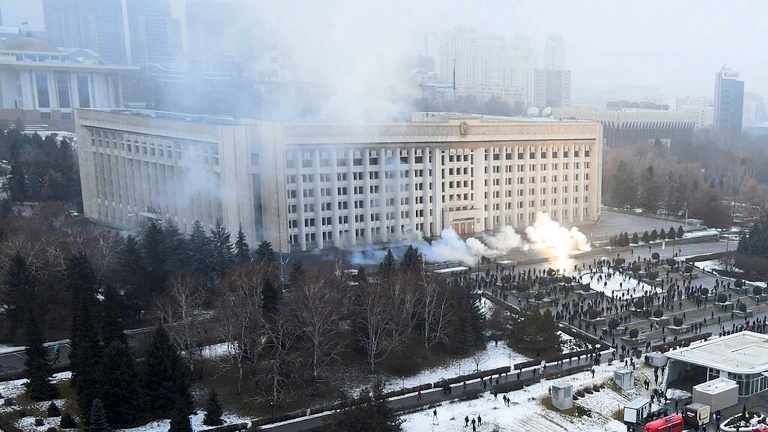 La mairie d'Almaty (Kazakhstan) a été prise d'assaut par les manifestants 