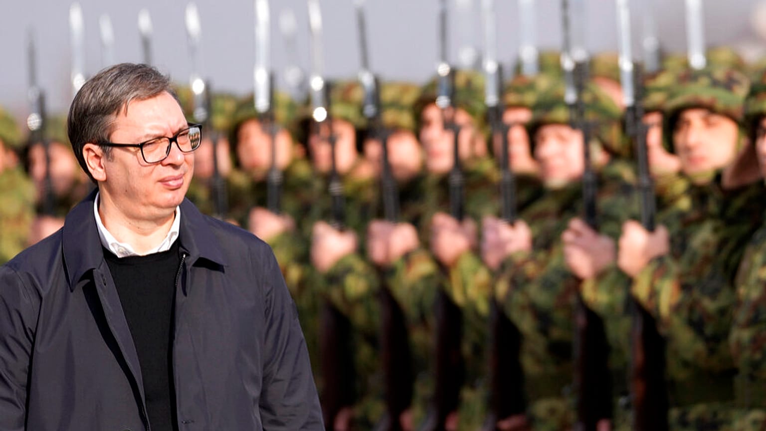 Il presidente serbo Vucic passa in rassegna l'esercito. 
