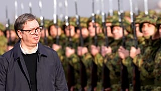 Il presidente serbo Vucic passa in rassegna l'esercito.