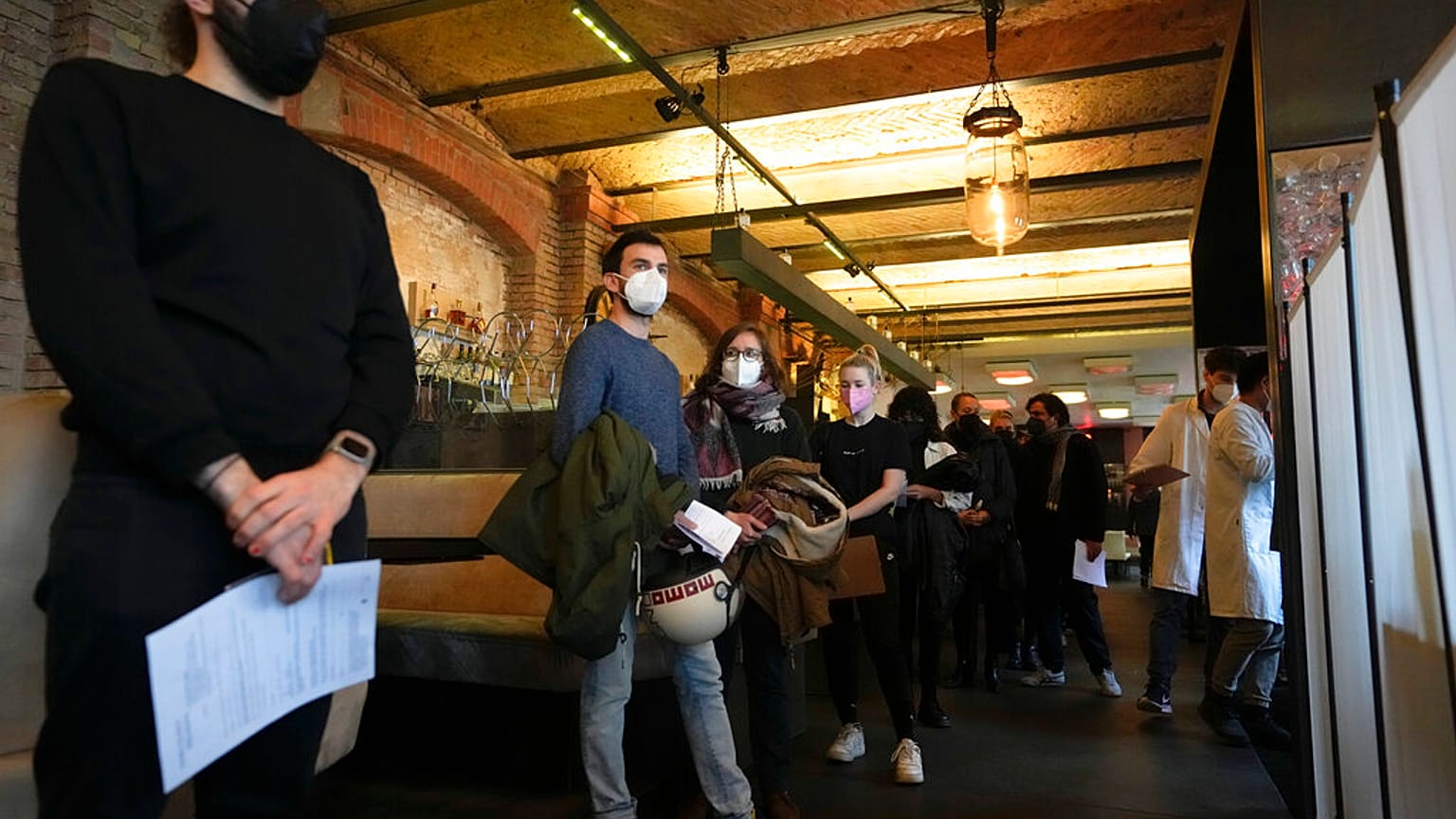Warten auf die Impfung in einem Berliner Nachtclub
