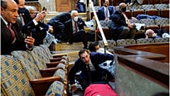 اختباء أعضاء من الحزب الديمقراطي لحظة اقتحام أنصار ترامب في 6 يناير/كانون الثاني مبنى الكابيتول