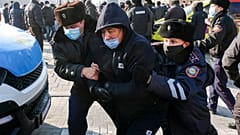 Des policiers du Kazakhstan détiennent un manifestant lors d'un rassemblement de l'opposition à Almaty, au Kazakhstan, dimanche 10 janvier 2021