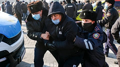 Des policiers du Kazakhstan détiennent un manifestant lors d'un rassemblement de l'opposition à Almaty, au Kazakhstan, dimanche 10 janvier 2021