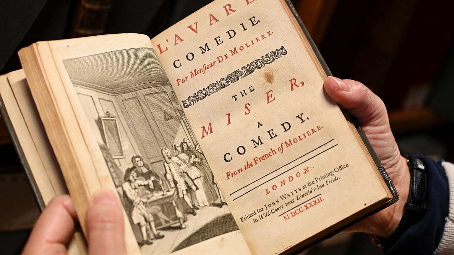 "Der Geizige" - eine Aufnahme der zweisprachigen Anthologie von 1732 fotographiert in der Bibliothek der Comedie Francaise