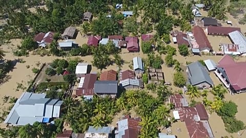 Überflutungen auf Sumatra: "In meinem Haus steht mir das Wasser bis zur Brust"