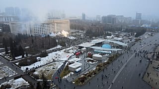 Дым поднимается над зданием городской администрации Алма-Аты 5 января 2022