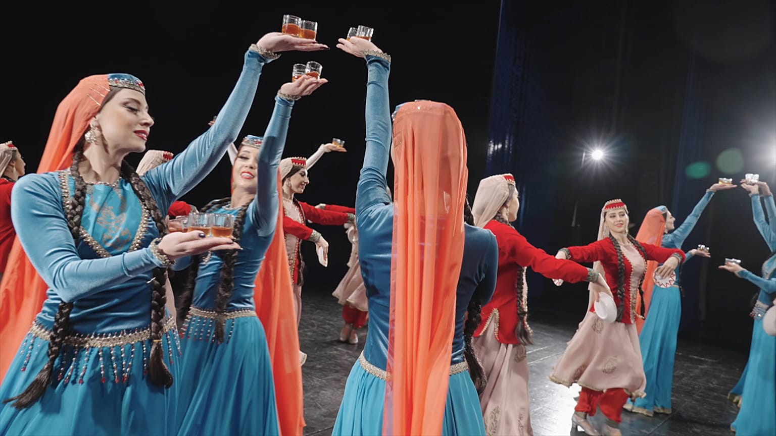 Danças folclóricas do Azerbaijão exigem dotes de acrobata