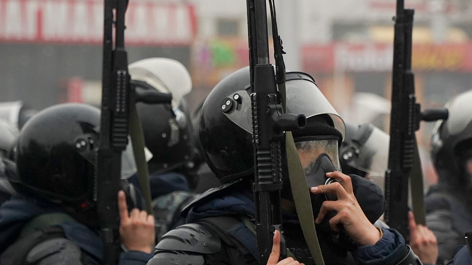 ضباط شرطة مكافحة الشغب في مواجهة مظاهرة في ألماتي، كازاخستان. 2022/01/05