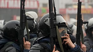 ضباط شرطة مكافحة الشغب في مواجهة مظاهرة في ألماتي، كازاخستان. 2022/01/05