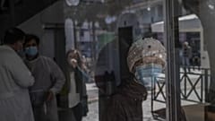 Eine Frau in einem Impfzentrum in Athen, Griechenland
