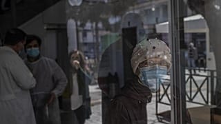 Eine Frau in einem Impfzentrum in Athen, Griechenland