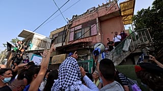 ناشطون فلسطينيون وإسرائيليون خلال مظاهرة ضد طرد العائلات الفلسطينية من منازلها في حي الشيخ جراح الفلسطيني في القدس. 2021/04/16