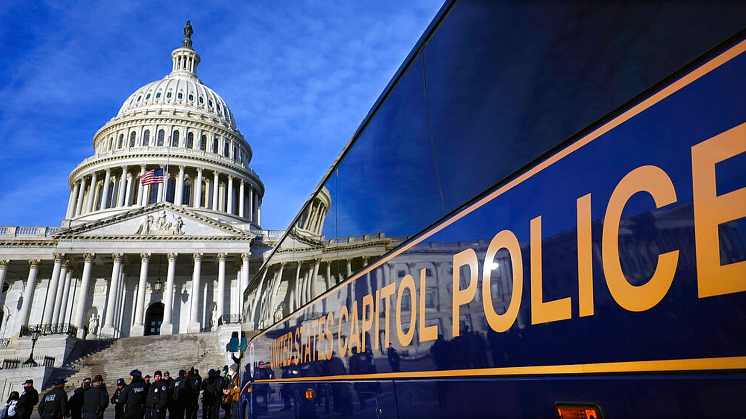 Un bus de policiers au Capitole le 6 janvier 2022, à Washington.