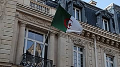 العلم الجزائري يرفرف على واجهة السفارة الجزائرية في باريس، فرنسا، 23 يوليو 2021 