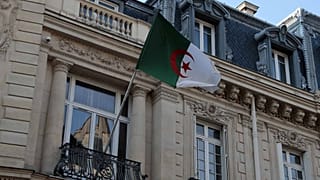 العلم الجزائري يرفرف على واجهة السفارة الجزائرية في باريس، فرنسا، 23 يوليو 2021