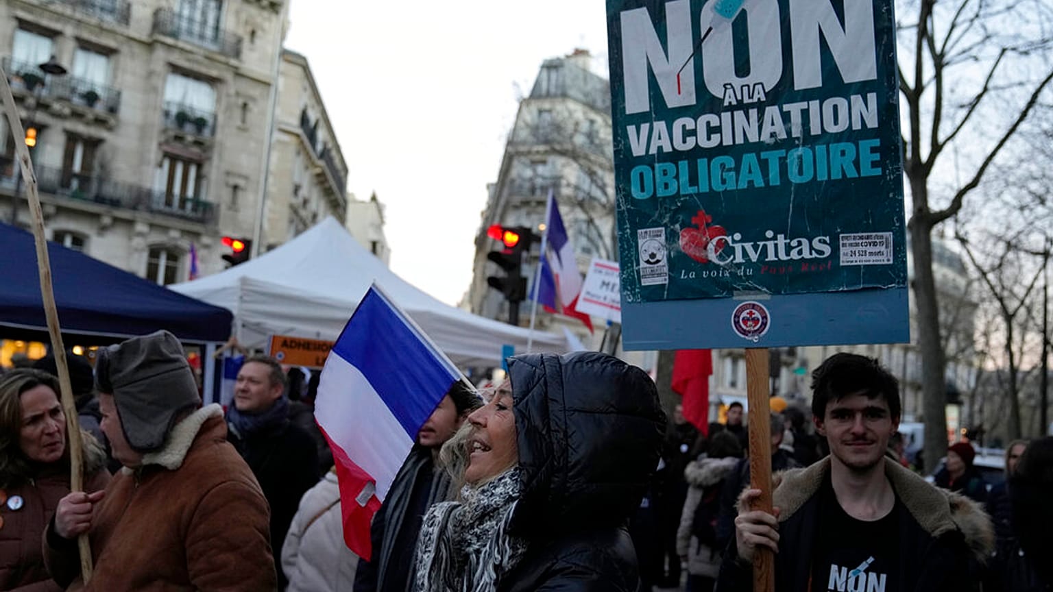 Les anti-vaccin lors d'une manifestation à Paris le 18 décembre 2021