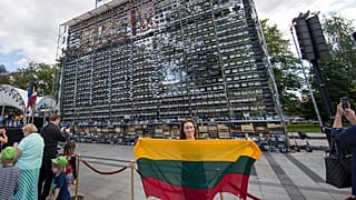 A litván függetlenség ünnepe 2019-ben; a háttérben 1500 régi rádióból összeállított fal: a készülékekkel koordinálták az ún. balti emberi láncot