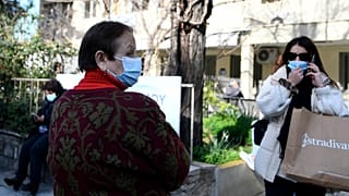 Πολίτες προσέρχονται για διαγνωστικά τεστ