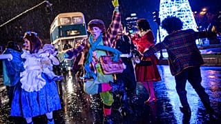 Varios participantes disfrazados bailan durante el desfile de la "Cabalgata de Reyes" de Madrid, España, el miércoles 5 de enero de 2022. 