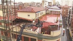 Los bomberos trabajan en el derrumbe del techo de un colegio en Gijón, España 5/1/2022
