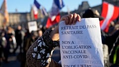 متظاهرون معارضون لشهادة اللقاح الإلزامي، في مسيرة احتجاجية في باريس، فرنسا.