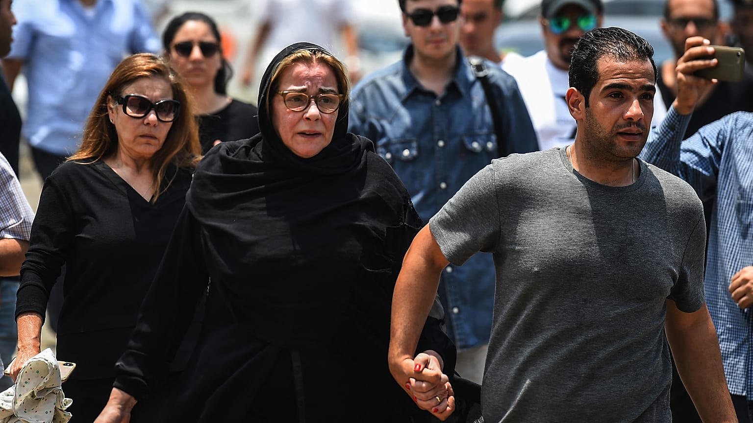 الفنانة الراحلة مها أبو عوف في جنازة شقيقها عزت أبو عوف في 1 يوليو-تموز 2019