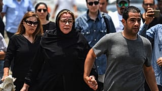 الفنانة الراحلة مها أبو عوف في جنازة شقيقها عزت أبو عوف في 1 يوليو-تموز 2019