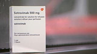 Das Medikament Sotrovimab am Fenster der Wiener Klinik Favoriten