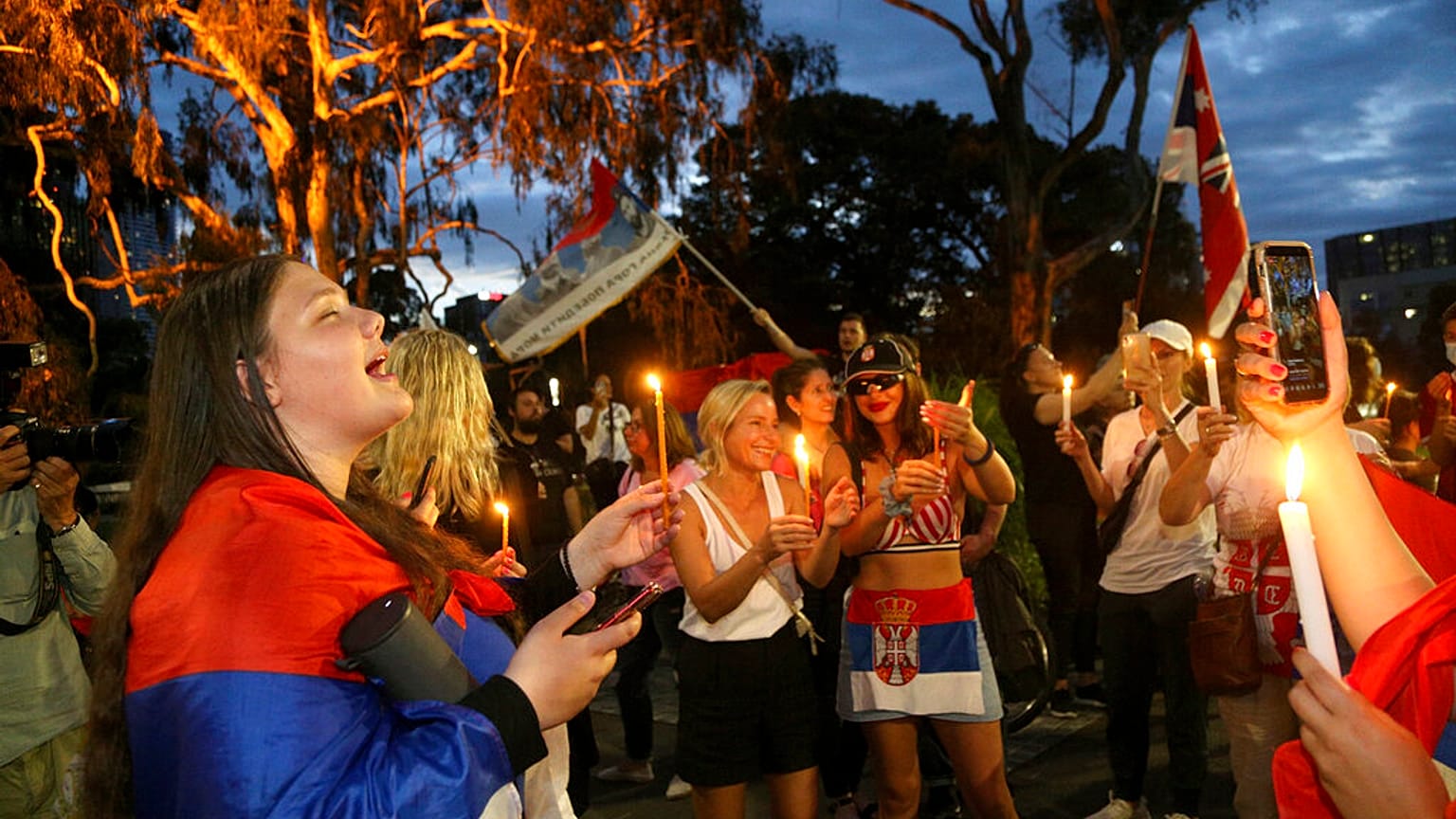 Partystimmung vor dem Park Hotel in Melbourne, wo Novak Djokovic zwangsweise untergekommen ist