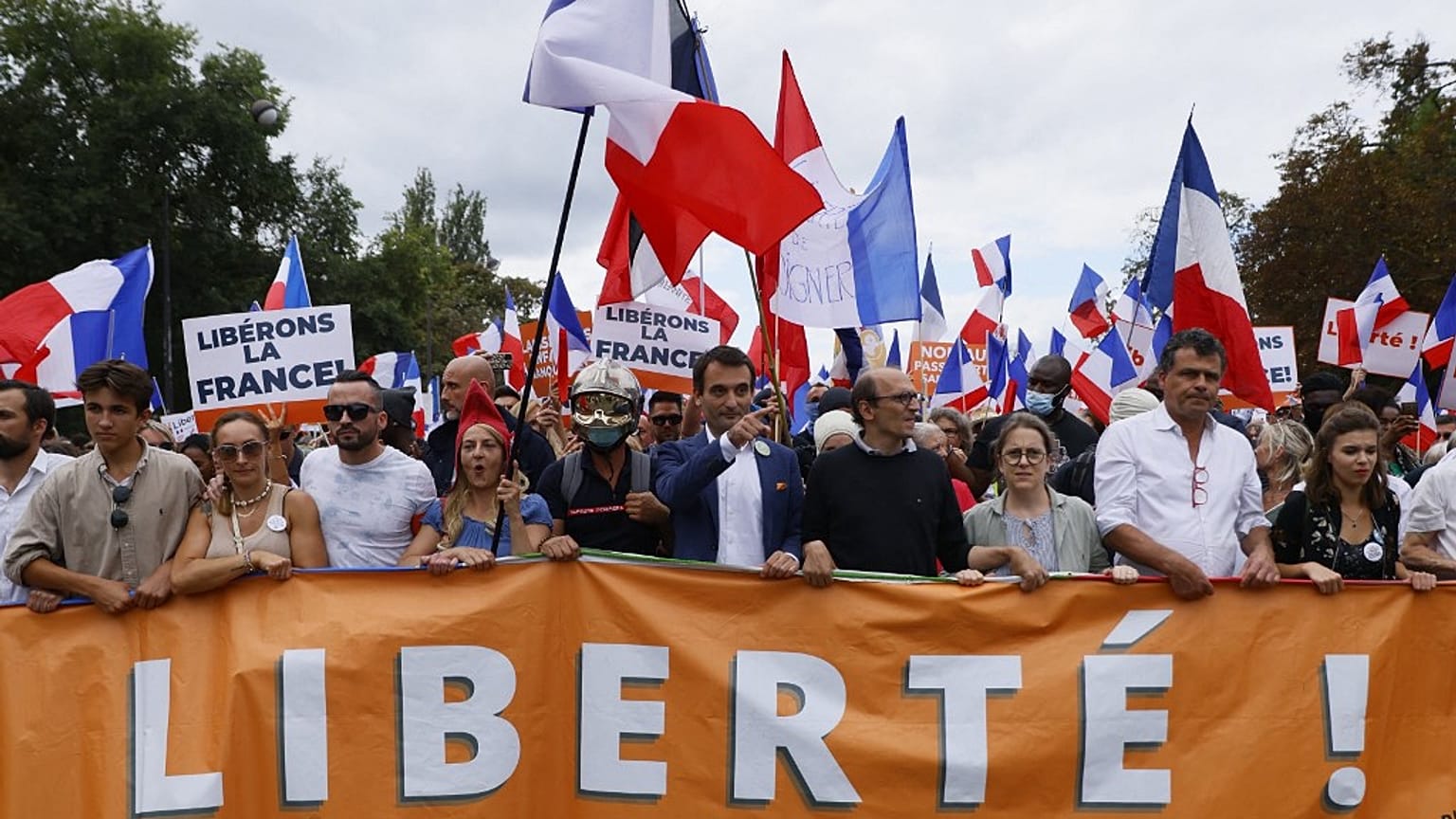Fransa'da aşı belgesine karşı yapılan bir protesto (arşiv)
