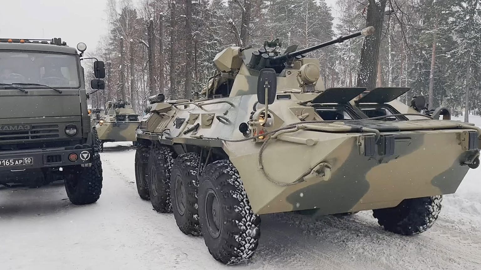 Véhicules militaires russes sur le point de partir pour le Kazakhstan, dans le cadre d'une opération de maintient de la paix, le 6 janvier 2022 à Moscou