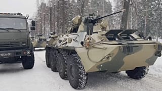 Véhicules militaires russes sur le point de partir pour le Kazakhstan, dans le cadre d'une opération de maintient de la paix, le 6 janvier 2022 à Moscou
