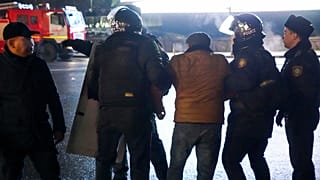 Detenção de um manifestante em Almaty, Cazaquistão
