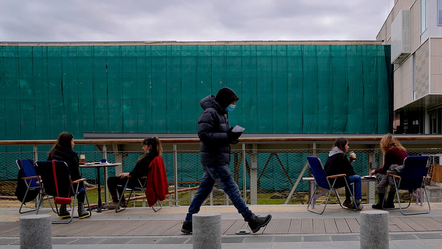 Περαστικός με μάσκα περνά μπροστά από καφετέρια στην Λευκωσία