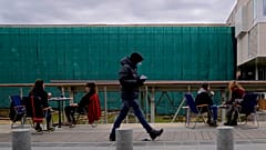 Περαστικός με μάσκα περνά μπροστά από καφετέρια στην Λευκωσία