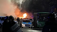 Egy lángoló rendőrautó a tüntetőkkel való összecsapások során a kazahsztáni Almati központjában, 2022. január 5-én, szerdán.