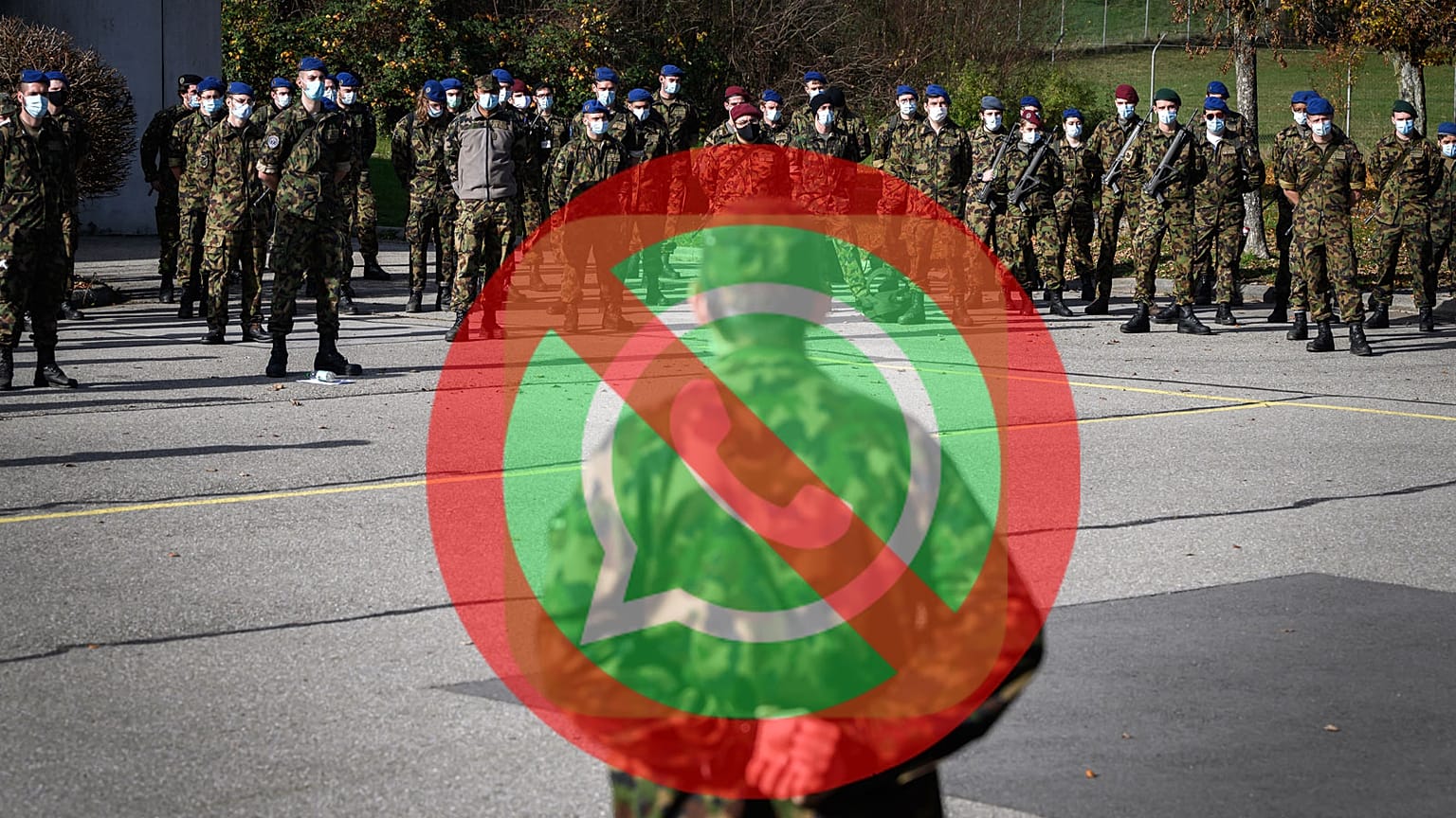 Photo d'illustration : réservistes de l'armée suisse sur la base de Moudon, le 8 novembre 2020. Montage : euronews