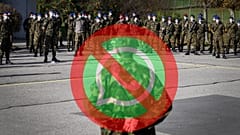 Photo d'illustration : réservistes de l'armée suisse sur la base de Moudon, le 8 novembre 2020. Montage : euronews