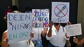 En la protesta participaron incluso niños y uno de ellos mostró un cartel con la frase "No me quiero vacunar".