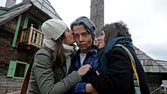 Fans küssen lebensgroße Johnny-Depp-Statue beim Küstendorf Festival (Januar 2010)