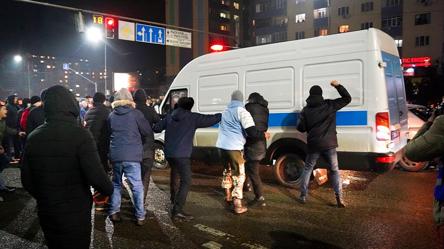 Des manifestants tentent de bloquer un bus de police lors d'une manifestation dans le centre d'Almaty, au Kazakhstan, mardi 4 janvier 2022.