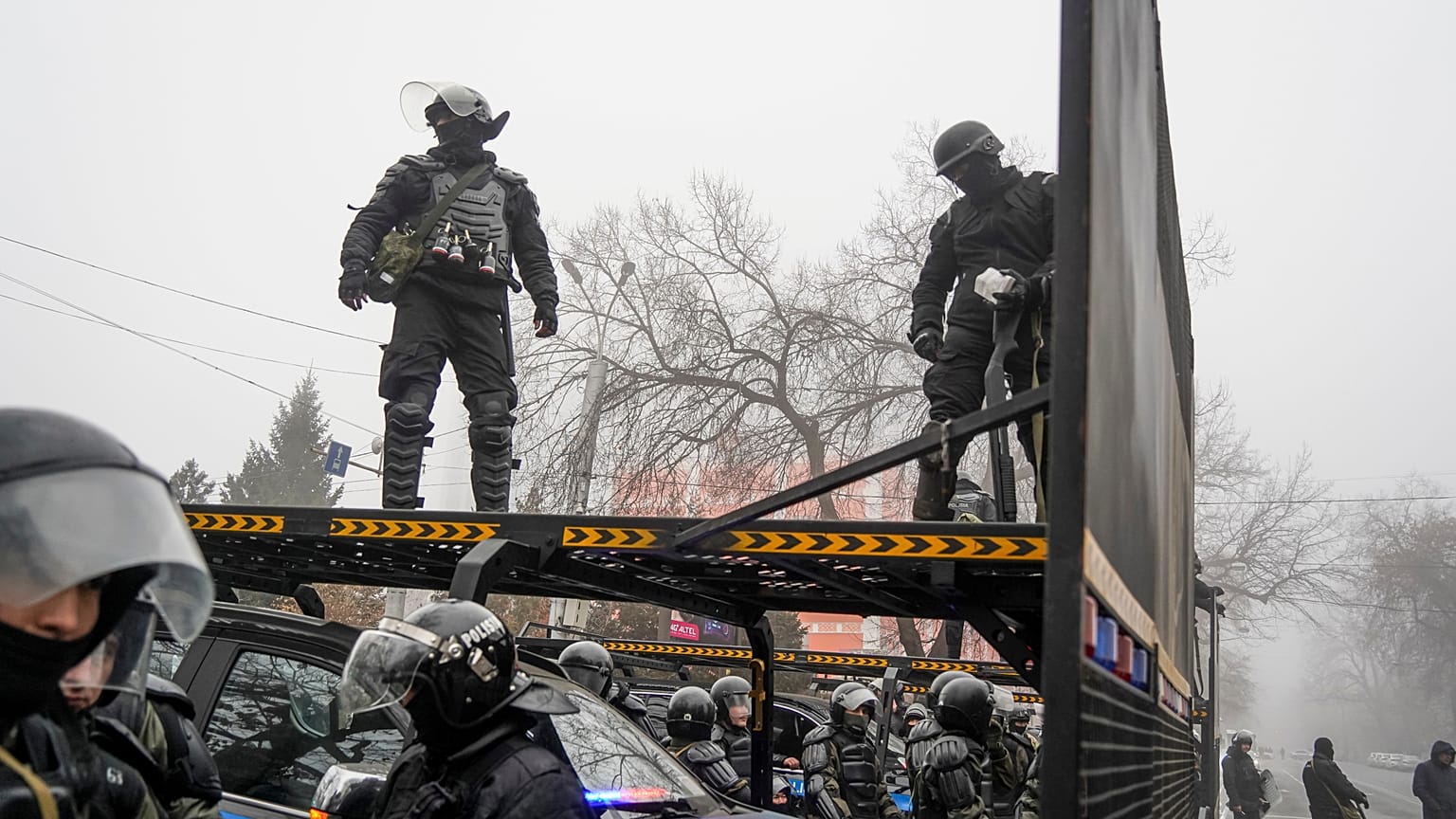 La policía antidisturbios durante una protesta en Almaty, Kazajistán, el 5 de enero de 2022. 