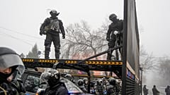 La policía antidisturbios durante una protesta en Almaty, Kazajistán, el 5 de enero de 2022. 