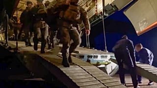 Российские десантники высаживаются в одном из аэропортов Казахстана, 6 января 2022 г. 