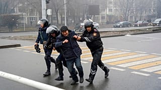 Almatı'da polis tarafından tutuklanan bir gösterici