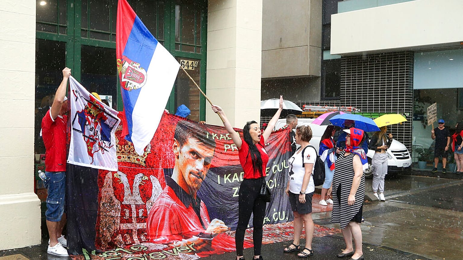 Seguidores de Djokovic protestan frente al hotel donde se encuentra recluido en Melbourne