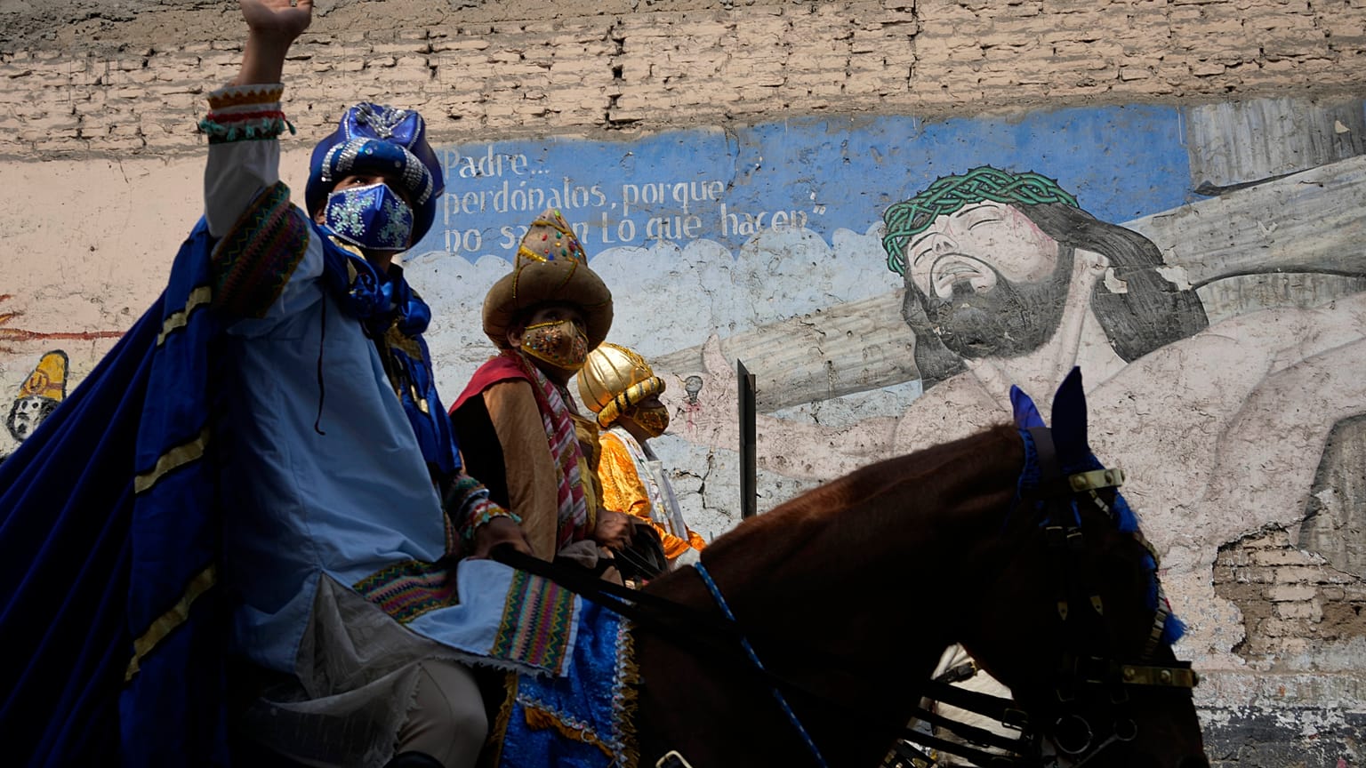 Peru: Drei Könige erinnern an Corona-Regeln