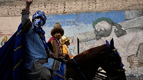 Peru: Drei Könige erinnern an Corona-Regeln
