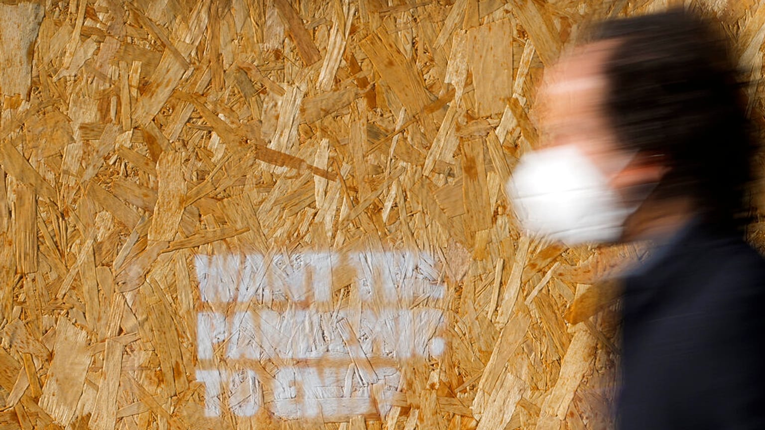 Ein Tag an einer Wand in Rom "Want the pandemic to end?" (Du willst, dass die Pandemie vorbei geht?)