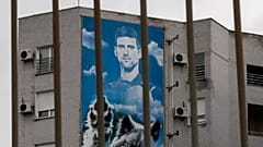 لوحة إعلانية تصور لاعب التنس الصربي نوفاك دجويكوفيتش على واجهة مبنى في بلغراد، صربيا. 2022/01/06